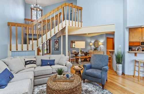 Fontana Condo | Screened-in Porch on 10th Fairway at Abbey Springs |Pools |Tennis/Racquetball |Clubhouse |Restaurant