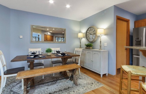 Fontana Condo | Screened-in Porch on 10th Fairway at Abbey Springs |Pools |Tennis/Racquetball |Clubhouse |Restaurant