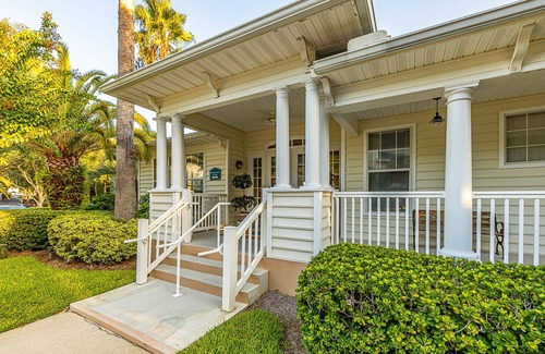 Saint Simons Heights Condo | Screened Porch, Condo, Walk to Redfern, Heated Pool!