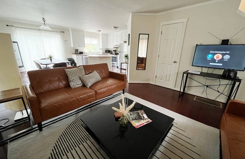 Milwaukie House | SE Park Ave 4B Retreat, Walk to MAX Station