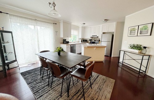 Milwaukie House | SE Park Ave 4B Retreat, Walk to MAX Station