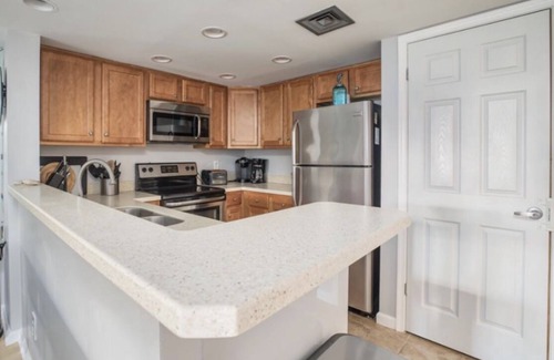 Diamond Beach Condo | Sept!BeachBldg,SeapointeWalkout,Nxt to oceanftCondo-Steps to beach,poolsHottubs!