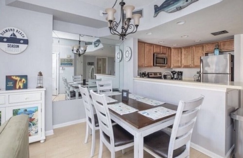 Diamond Beach Condo | Sept!BeachBldg,SeapointeWalkout,Nxt to oceanftCondo-Steps to beach,poolsHottubs!