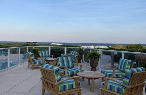 Diamond Beach Condo | Sept!BeachBldg,SeapointeWalkout,Nxt to oceanftCondo-Steps to beach,poolsHottubs!