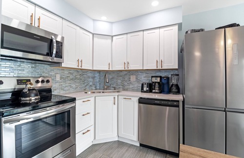 Siesta Key Village House | Sea Angel | Pet Friendly, Located in Siesta Key Village, Steps to Siesta Key Beach!
