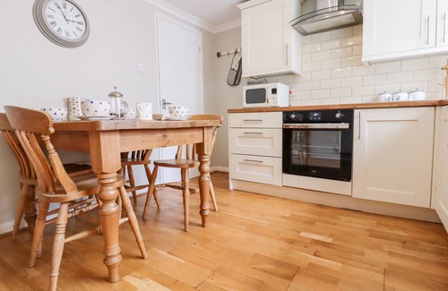 Eastbourne City Centre Cottage | SEA BEACH COTTAGE, pet friendly, with a garden in Eastbourne