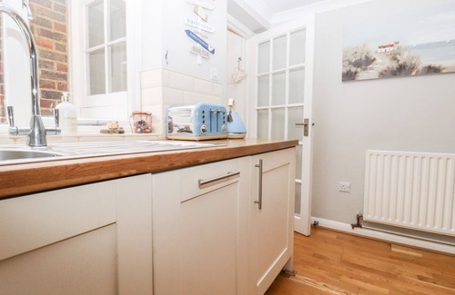 Eastbourne City Centre Cottage | SEA BEACH COTTAGE, pet friendly, with a garden in Eastbourne