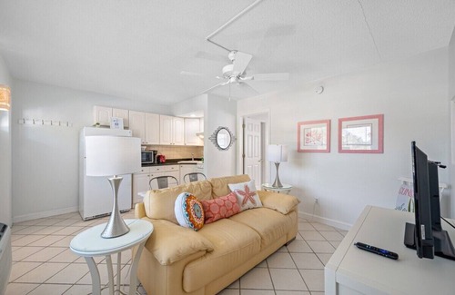 Indian Rocks Beach Condo | Sea Breeze 5 - Walk to Indian Rocks Beach-Kolb Park across the street!