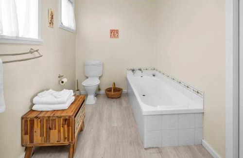 Bicheno Apartment | Sea Breeze Cottage - Convenient!