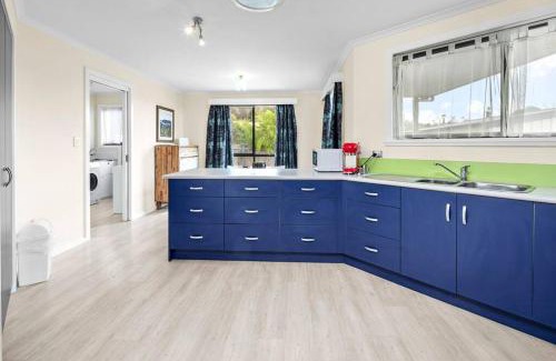 Bicheno Apartment | Sea Breeze Cottage - Convenient!