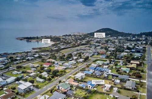 Bicheno Apartment | Sea Breeze Cottage - Convenient!
