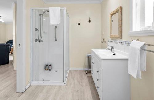 Bicheno Apartment | Sea Breeze Cottage - Convenient!