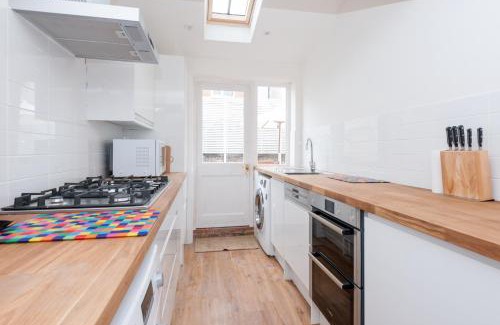 Montpelier House | Sea Breeze Cottage with Parking by MyHolidayLet