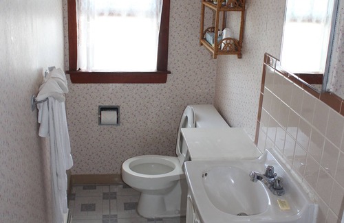 Hyannis House | Sea Breeze Inn