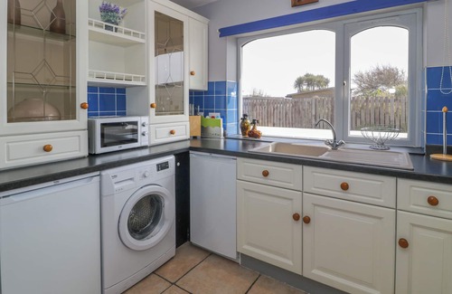 Dinas Dinlle House | SEA BREEZE, with a garden in Dinas Dinlle