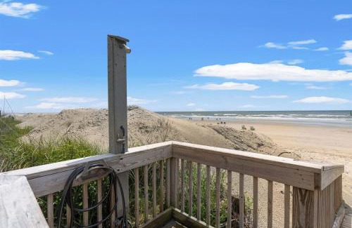 North Myrtle Beach Apartment | Sea Cabin Unit Unit 104-Oceanfront-Sleeps 4-1bedroom-1bath