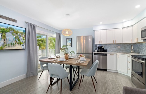 Siesta Key Village House | Sea Coast | Pet Friendly, Located in Siesta Key Village, Steps to Siesta Key Beach!