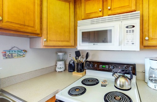 Bethany Beach Condo | Sea Colony 7th floor condo with ocean veiw, pool, basketball court & gym