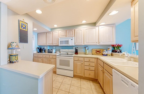 Bethany Beach Condo | Sea Colony luxurious condo with beach views, balcony, 12 pools, gym, W/D, AC