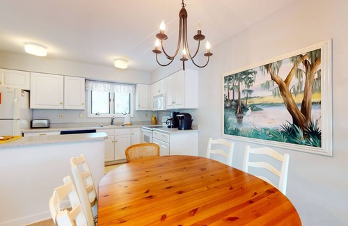 Bethany Beach Condo | Sea Colony Tennis 2nd-floor condo with sauna, gym, & tennis court