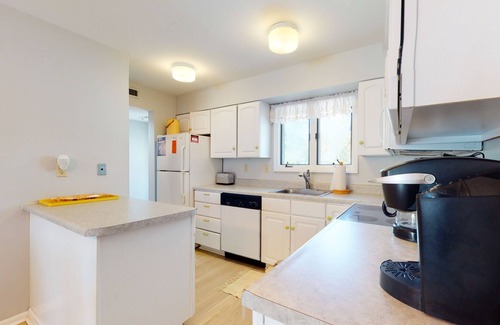 Bethany Beach Condo | Sea Colony Tennis 2nd-floor condo with sauna, gym, & tennis court