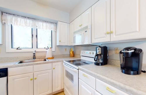 Bethany Beach Condo | Sea Colony Tennis 2nd-floor condo with sauna, gym, & tennis court