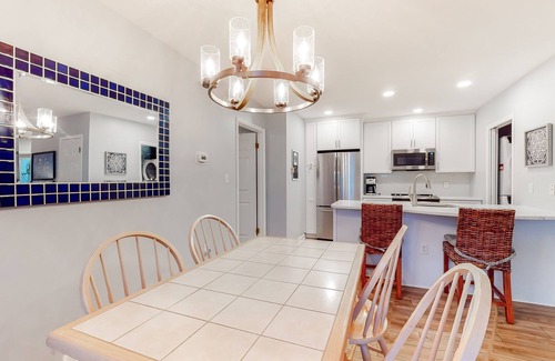 Bethany Beach Condo | Sea Colony Tennis First-Floor Condo w/Lake View, Basketball Court & Free WiFi