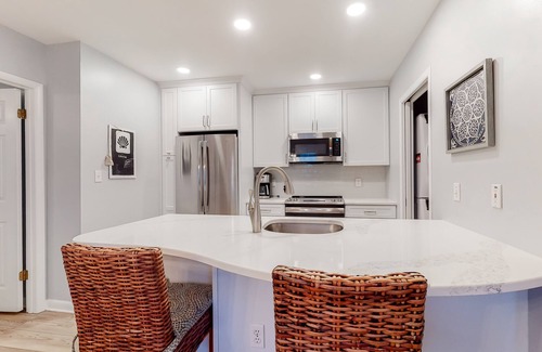 Bethany Beach Condo | Sea Colony Tennis First-Floor Condo w/Lake View, Basketball Court & Free WiFi