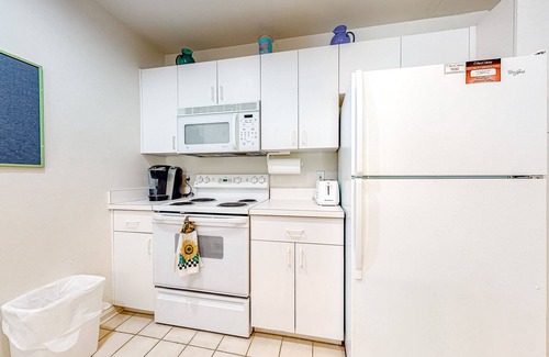 Bethany Beach Condo | Sea Colony Tennis condo w/central AC and access to pool and fitness center