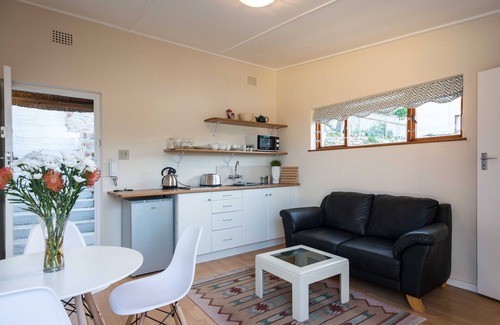 Fish Hoek Apartment | Sea Cottage - Quarterdeck - Spectacular sea views - close to beach, restaurants.