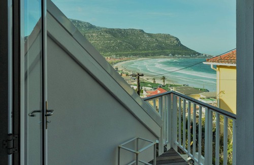 Fish Hoek Apartment | Sea Cottage - Quarterdeck - Spectacular sea views - close to beach, restaurants.