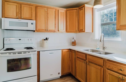 Moody House | Sea Crescent Cottage - Renovated, Near Beach & Downtown | Pool Hot Tub Bikes Fire-pit