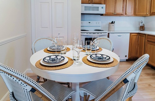 Moody House | Sea Crescent Cottage - Renovated, Near Beach & Downtown | Pool Hot Tub Bikes Fire-pit