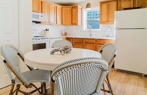Moody House | Sea Crescent Cottage - Renovated, Near Beach & Downtown | Pool Hot Tub Bikes Fire-pit