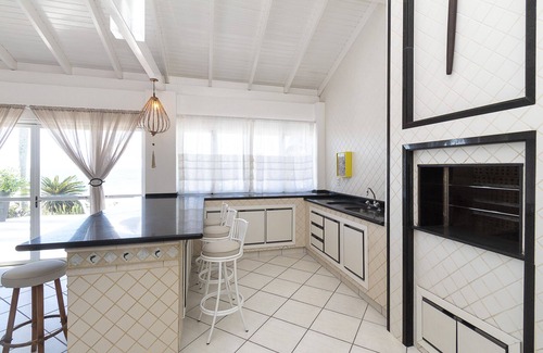 Centro House | Sea Front House in Bombinhas - 6 Suites and Pool