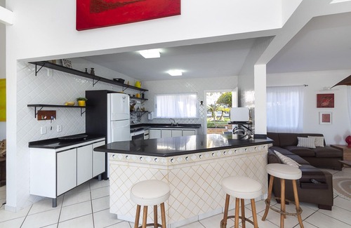 Centro House | Sea Front House in Bombinhas - 6 Suites and Pool