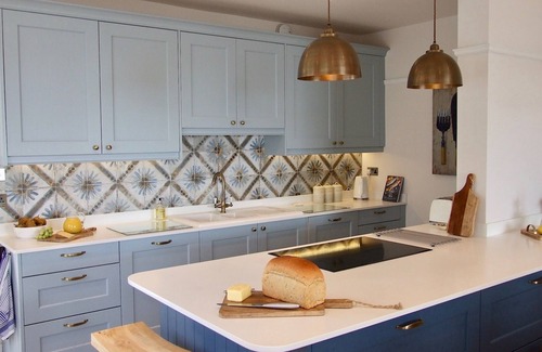 West Looe House | Sea front house.Stunning views, Dog friendly, 100m to beach, Hot Tub.EV Charger