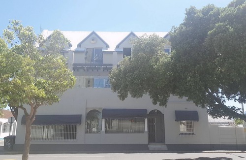 Strand House | Sea Grotto Home 11 Pax