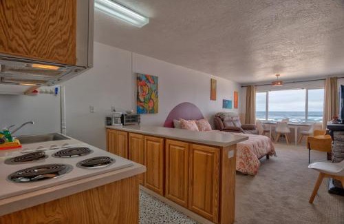 Lincoln City House | Sea Gypsy Rentals - Oceanfront Suite - Top Floor