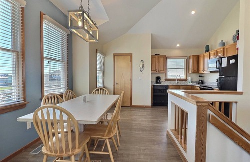 Hatteras Island Cottage | Sea Horse- Oceanside- Only a short Walk to Beach- Community Pool & Spa