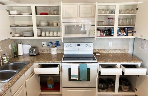 Galveston House | Sea Isle Canal House* Pool, Hot Tub, Bar, 2 Kitchens, 6 TV's, Green Fish Lights!