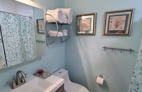 Galveston House | Sea Isle Canal House* Pool, Hot Tub, Bar, 2 Kitchens, 6 TV's, Green Fish Lights!