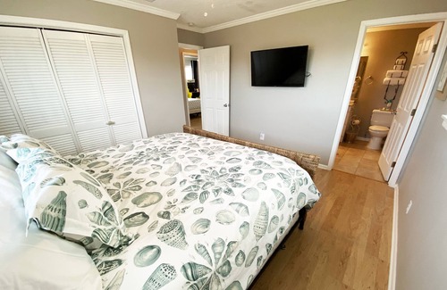 Galveston House | Sea Isle Canal House* Pool, Hot Tub, Bar, 2 Kitchens, 6 TV's, Green Fish Lights!
