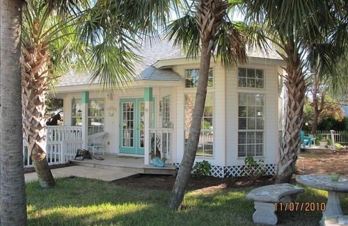 Clipper Cove House | Sea La Vie Cottage: Charming and Convenient Home