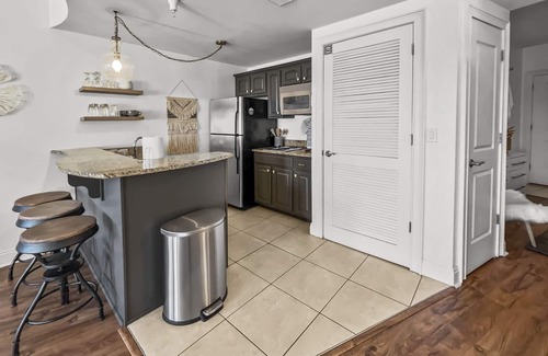 Sunnyside Condo | "Sea La Vie" | Gulf & Lakefront Views | Community Heated Pool | Tennis, Pickleball, Basketball