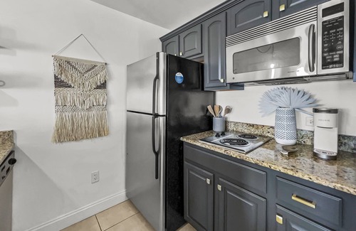Sunnyside Condo | "Sea La Vie" | Gulf & Lakefront Views | Community Heated Pool | Tennis, Pickleball, Basketball
