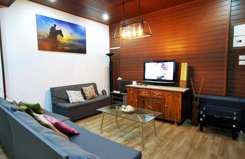 Tanjung Bungah House | Sea Lion by the beach