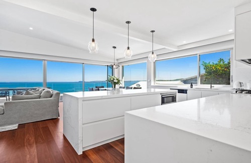 Killcare Heights House | Sea Mist by HolidayCo.