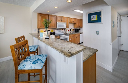 Fort Walton Beach Condo | Sea Oats 605 Spacious 2 bedroom, 2 Bath Gulf front Condo! Sleeps 8!
