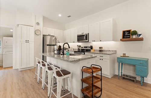 Brunswick House | Sea on Wolfe | 2 Bed, 1 Bath